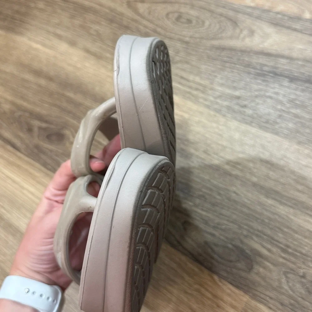 Oofos tan sandals size women’s 8 - Picture 8 of 8